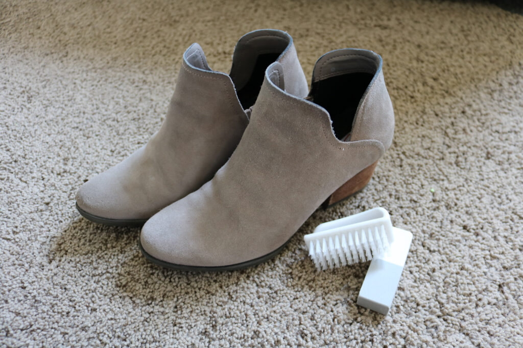 Suede boots with suede cleaning kit